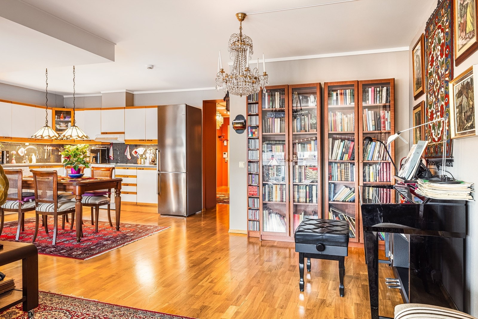 Stuen har parkett på gulv og overflater malt i den tidløse fargen Modern beige i 2023. Galleribilde