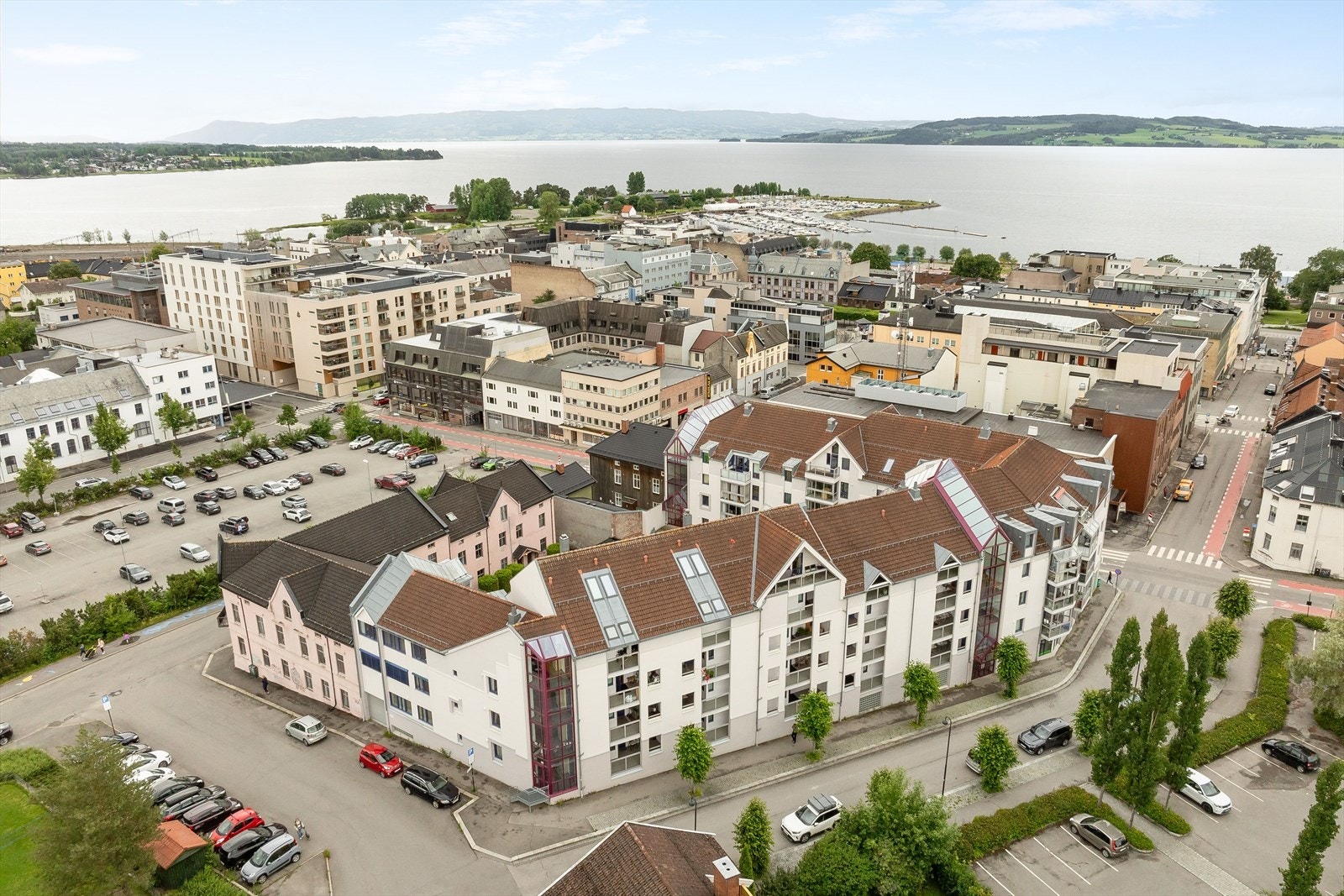 Koigen er et flott friområde med blant annet sandstrand, sandvolleyballbaner, basketballbane, skateanlegg og ikke minst det Norgeskjente stupetårnet. Langs vannkanten er Mjøsfronten etablert, med uteservering i sommerhalvåret. Galleribilde