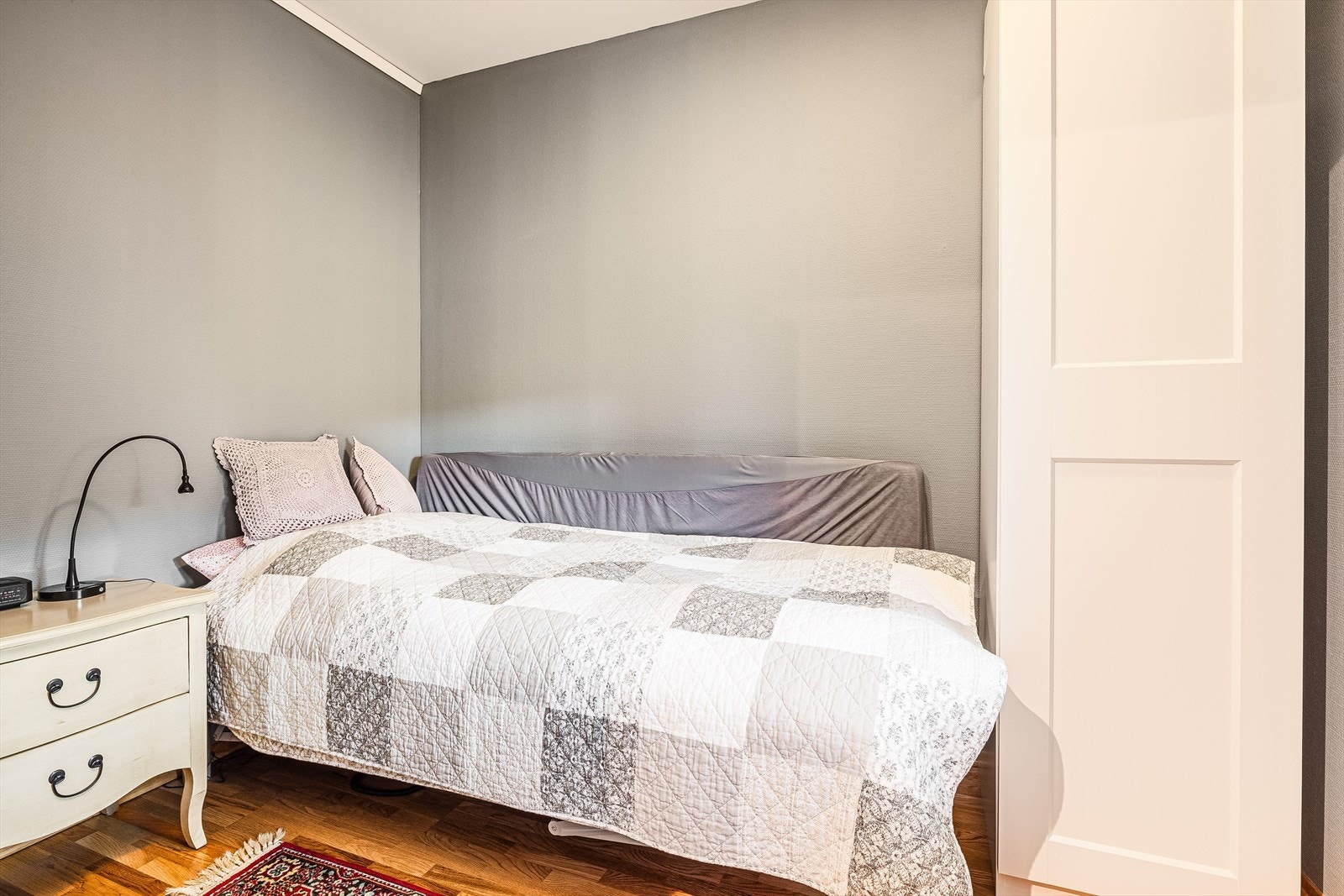 På soverommet er det plass til seng og oppbevaringsplass i medfølgende garderobeskap. Galleribilde