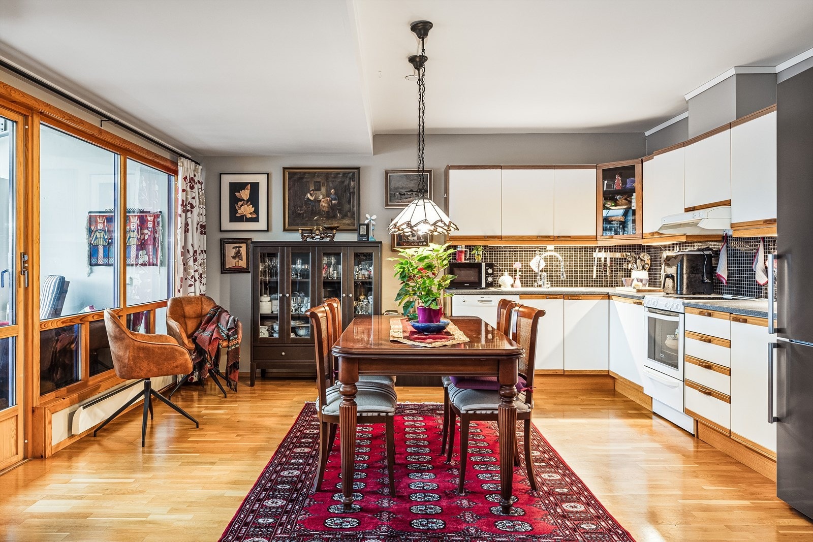 Kjøkkenet ligger i en fin og sosial åpen løsning med spisestuen. Galleribilde