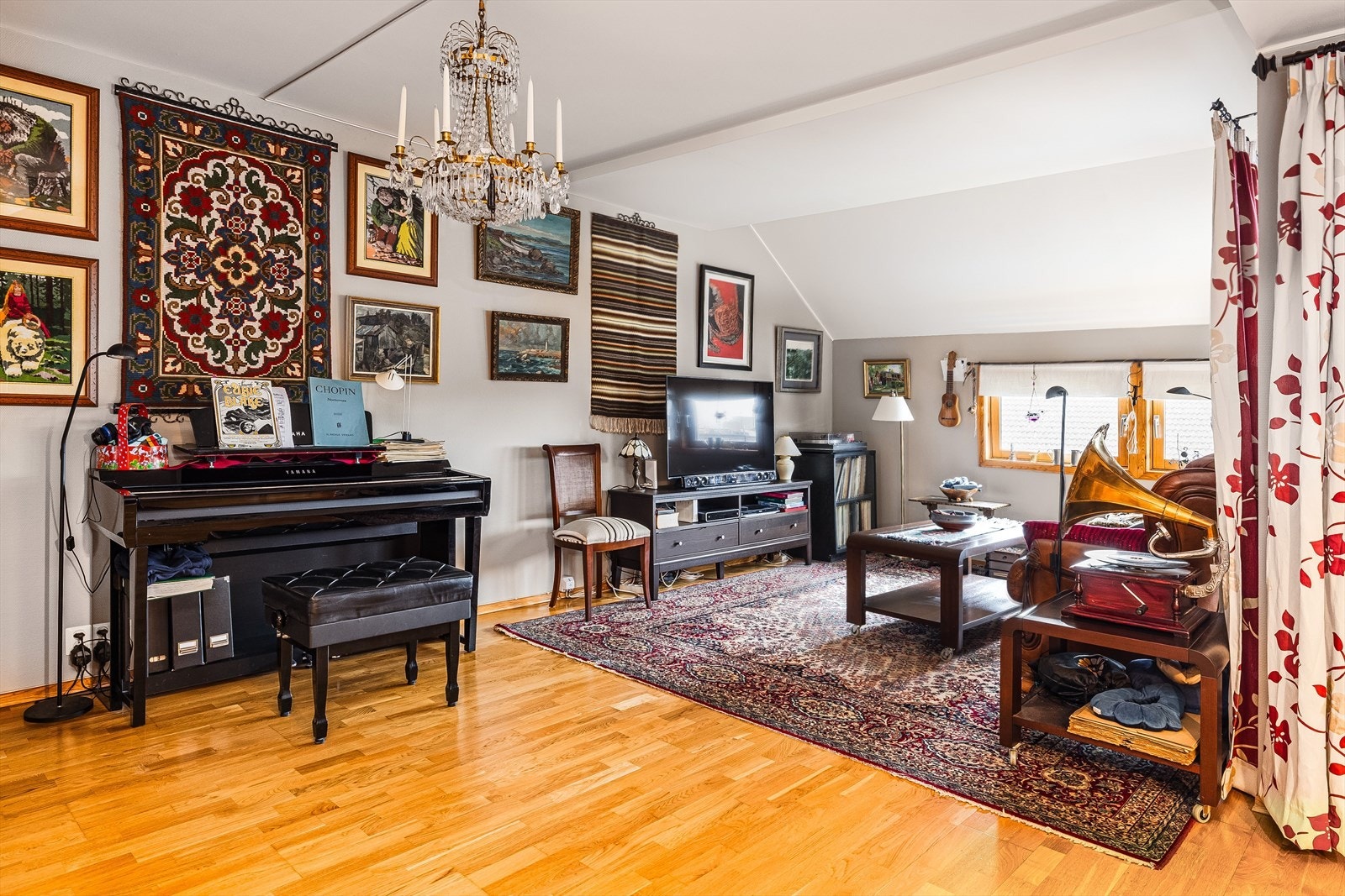 Stuen er romslig med god plass til både sofagruppe med salongbord, tv-benk og annet ønskelig møblement. Galleribilde