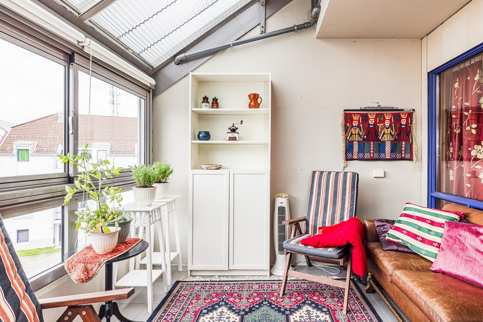 Fra stuen har du utgang til en flott innglasset balkong på ca. 10m² som kan brukes gjennom hele året. Galleribilde