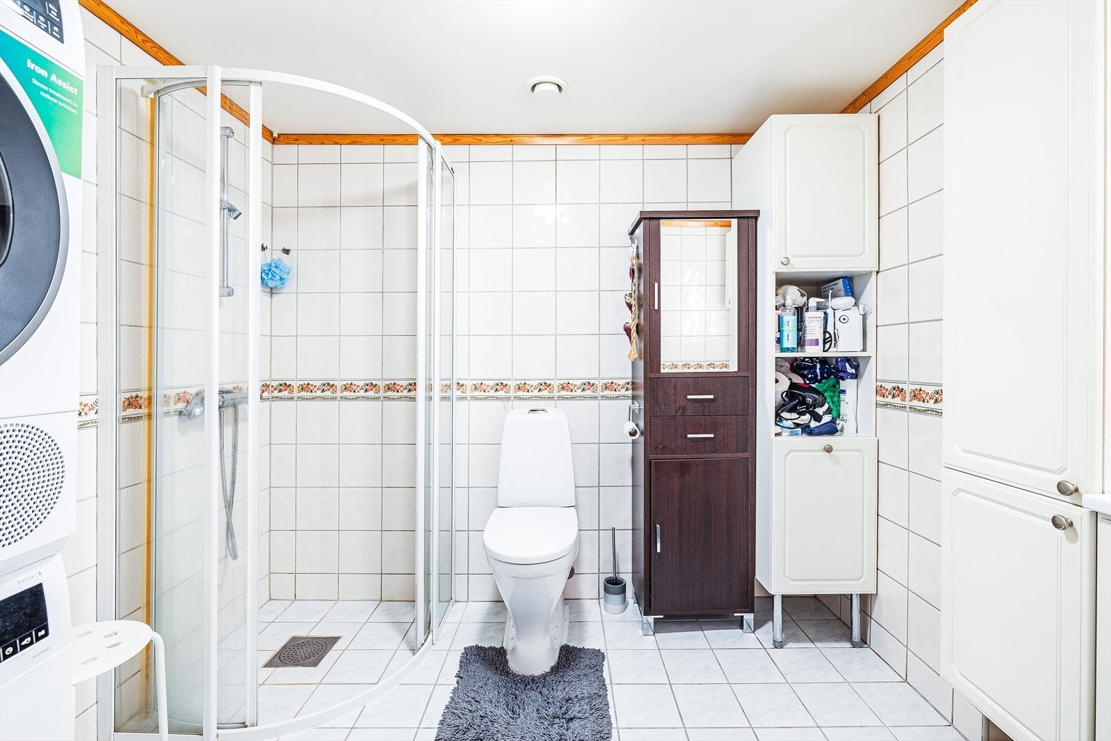 Leiligheten har et lyst flislagt baderom fra byggeåret 2000. Baderommet har lyse fliser på gulv og vegger, deilig gulvvarme og mekanisk avtrekk med utkast til friluft. Galleribilde