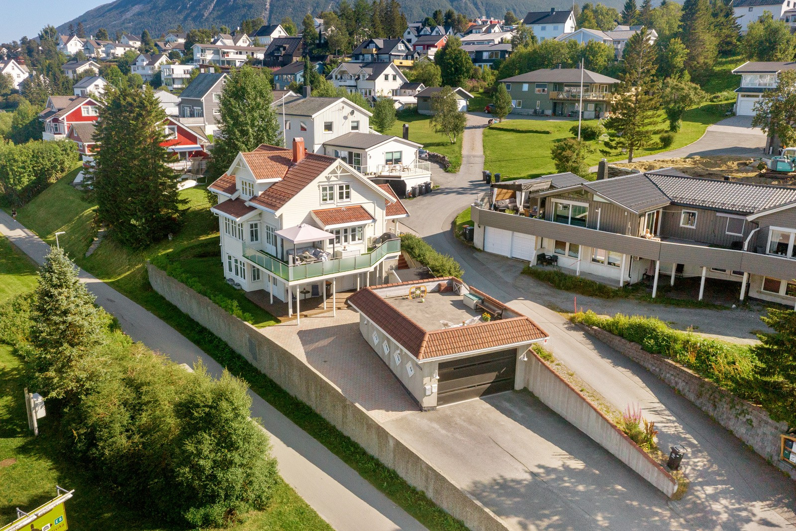 Eneboligen har utgang til veranda, markterrasse og en romslig takterrasse over garasje, som gir deg gode muligheter for utendørs hygge og avslapning.