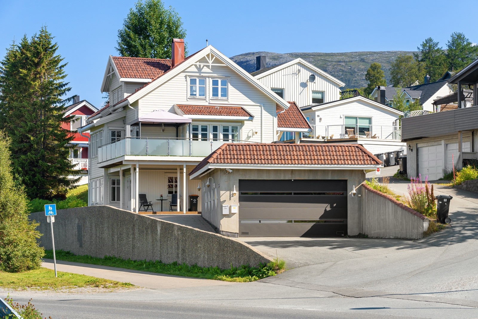 Påkostet enebolig over 3 plan med gode romløsninger i barnevennlige omgivelser i Tromsdalen!