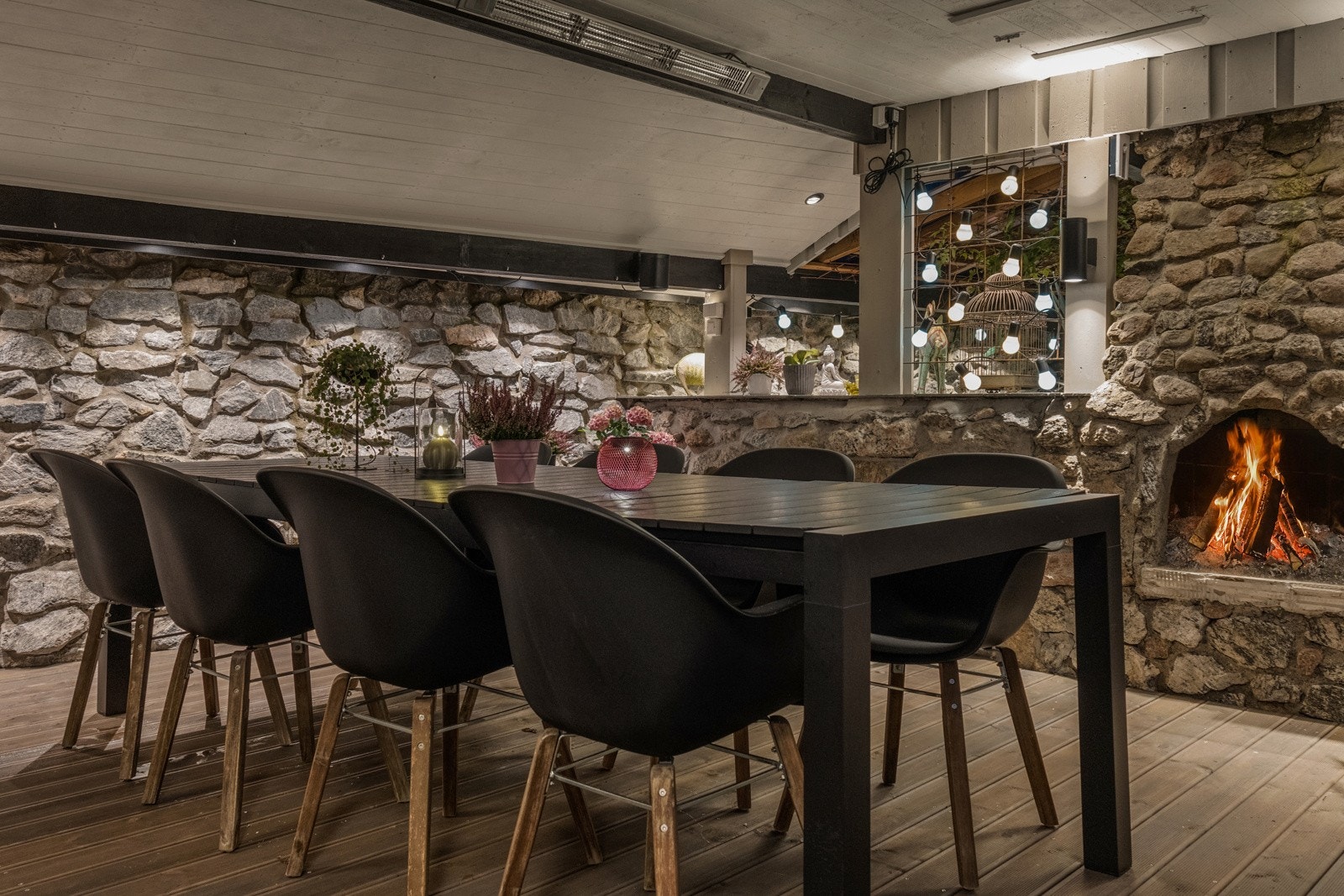Koselig overbygget utestue med utepeis. Galleribilde