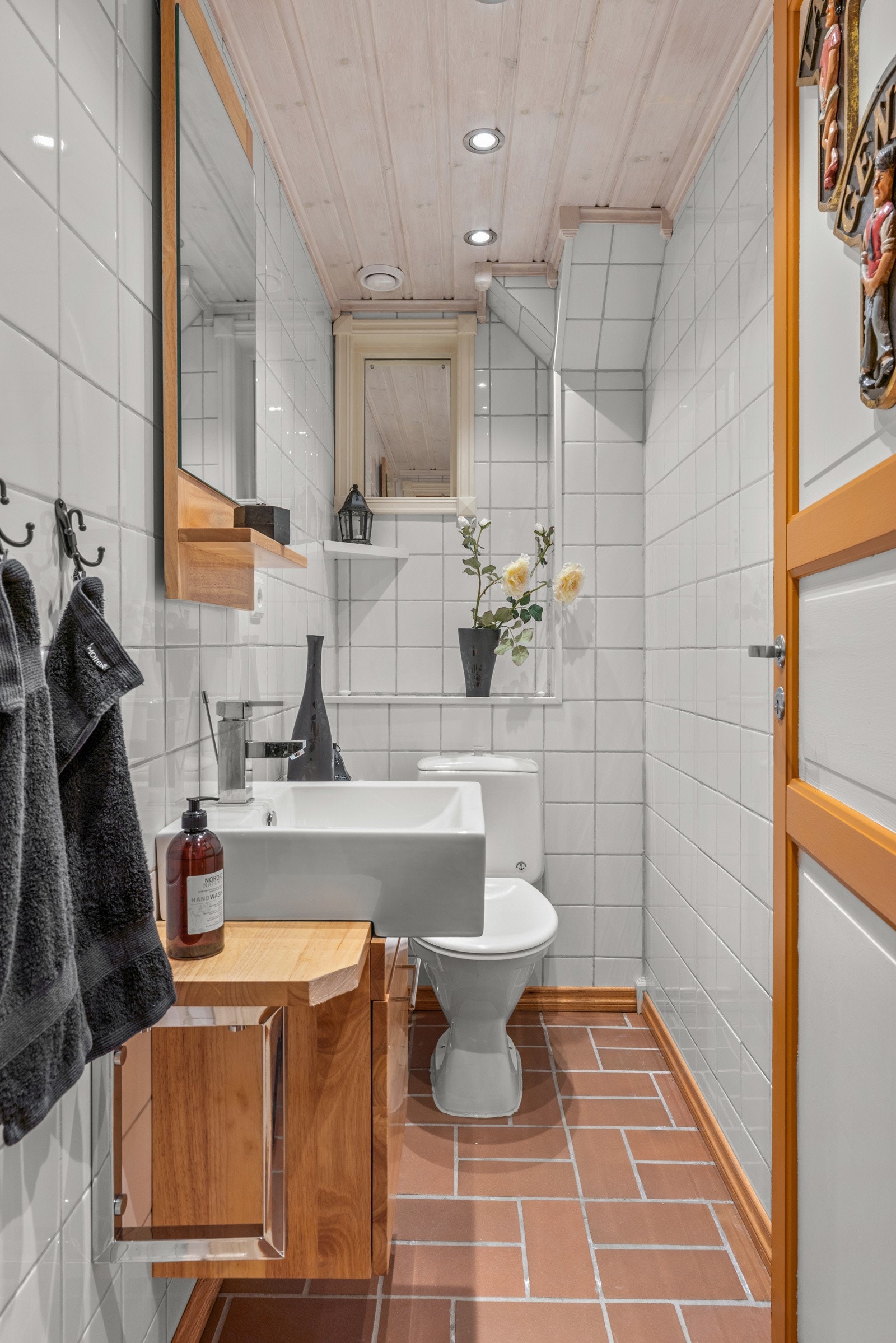 Separat toalett/WC-rom ved baren. Galleribilde