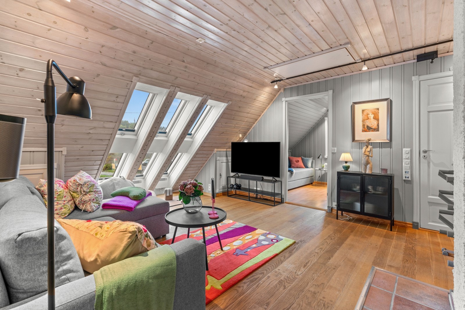 2. etasje byr på en hyggelig loftstue, to romslige soverom (tidligere 3), stor flislagt bad og bodplass i knevegger. Galleribilde