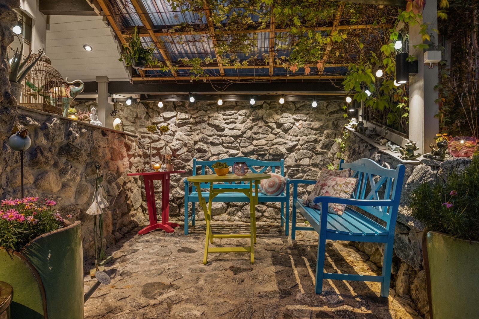 Tomten har flere ulike soner og uteplasser slik at du kan nyte solen fra morgen til kveld. Galleribilde