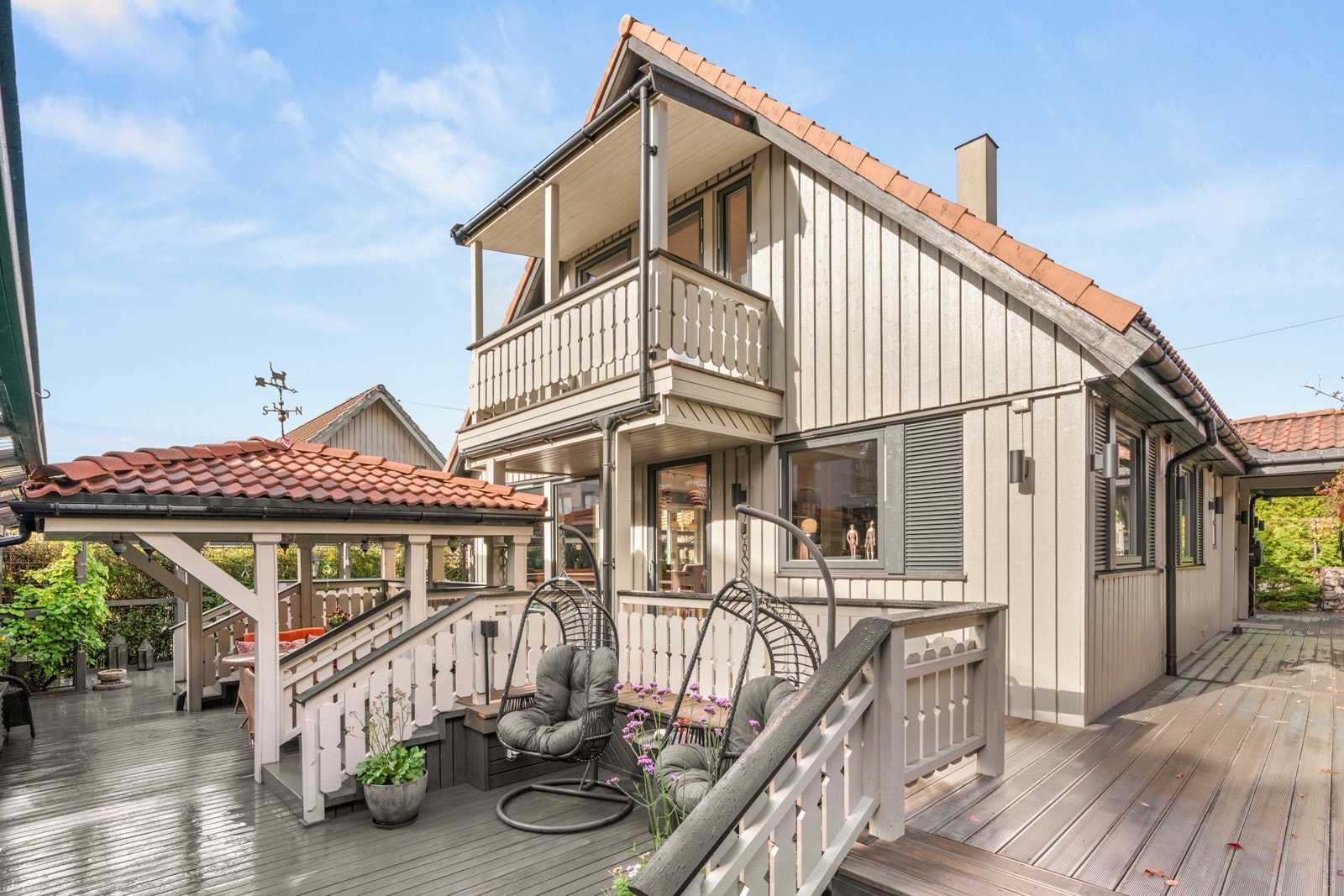 Syd-vendt veranda som strekker seg fra øst-vest på 34 m². Veranda og terrasse utgjør totalt ca. 137m². Galleribilde