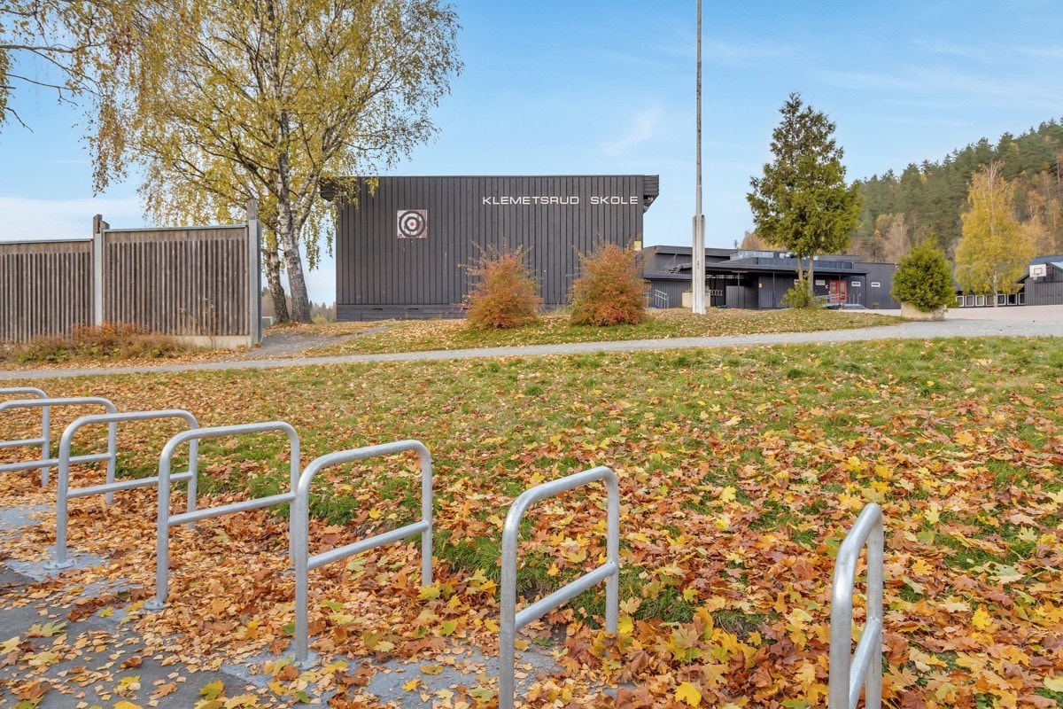 Nærområde - Nye Klemestrud skole (420 elever) bygges i disse tider og er forespeilet innflytting januar 2027. Midlertidige skolebygg ved Klemetsrud idrettsplass. Galleribilde