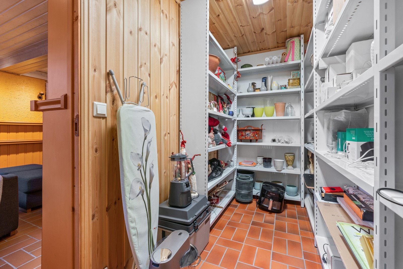 Bod 1. Gode oppbevaringsmuligheter i kjelleren. Galleribilde
