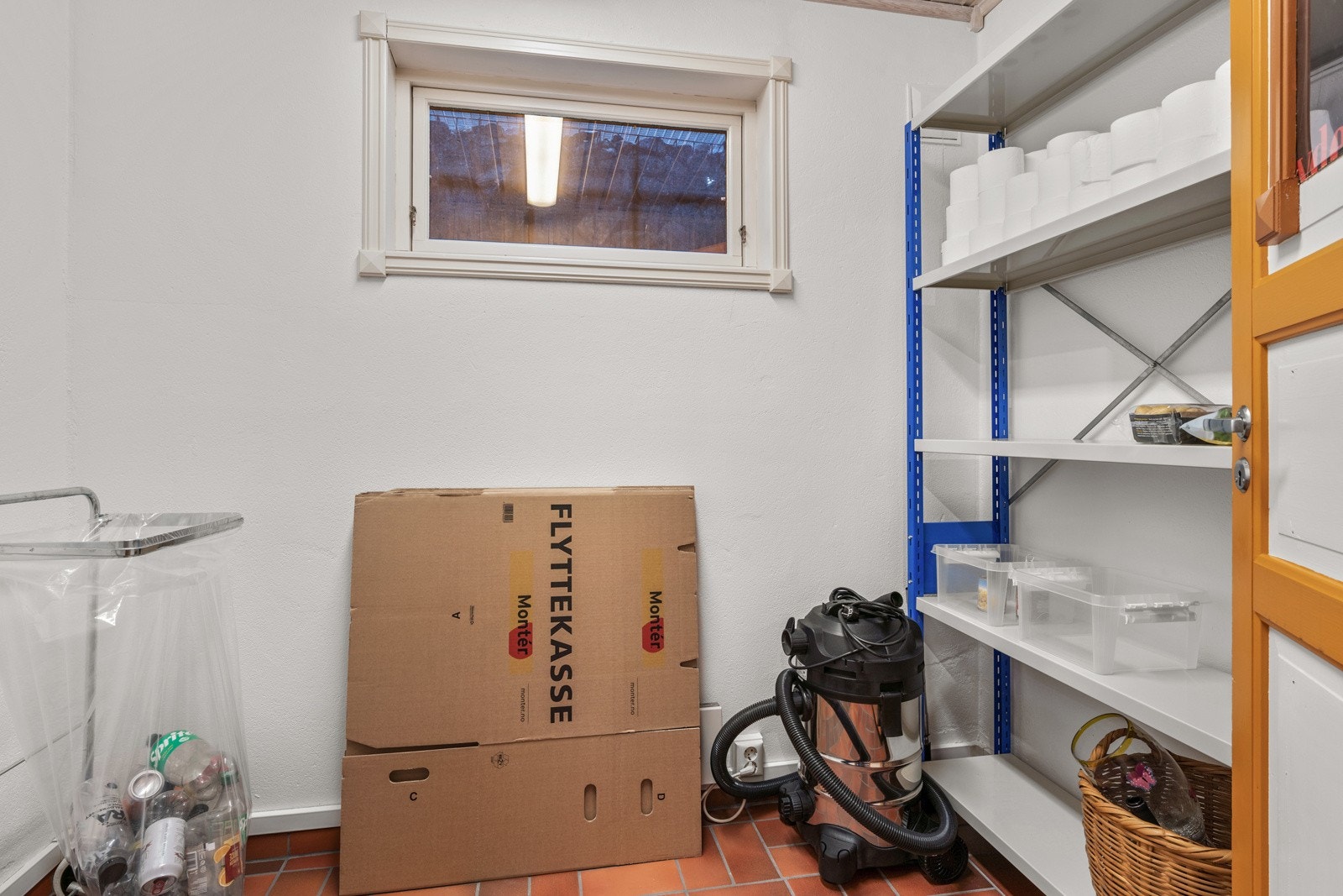 Bod 4. Innredet med hyllesystem. Godt med lagringsplass i boligen: 4 boder i kjelleren, kryploft i 2. etasje, div. oppbevaring i flere knevegger i 2. etasje og kaldloft over garasjen. Galleribilde