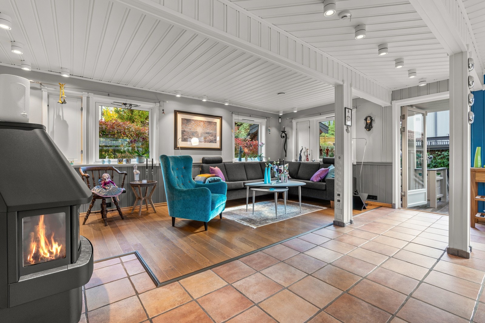 Fra stue/spisestue er det direkte utgang via terrassedør til veranda. og videre ned på terrassen. Galleribilde