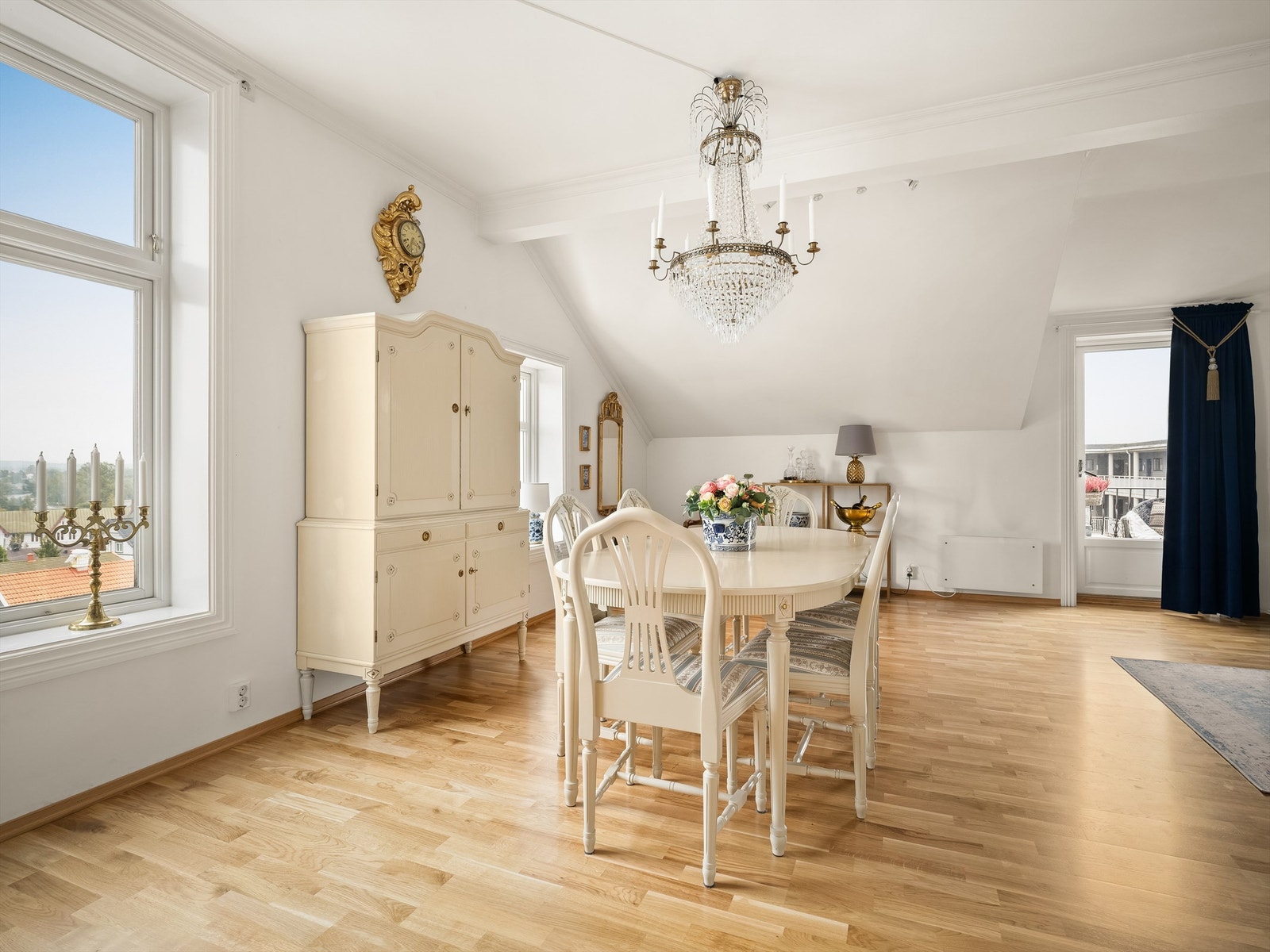 Vinduer på to sider av stuen fremmer gode lysforhold. Galleribilde