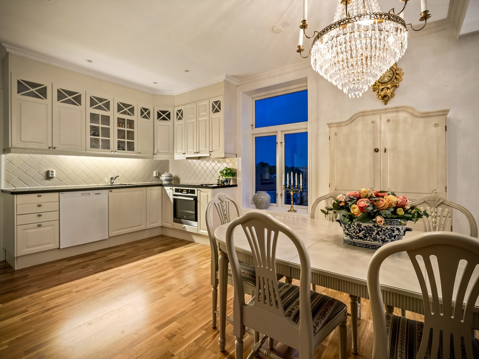 Med stilsikker klassisk fremtoning er kjøkkenet også et stort dekorativt element, i tillegg til sin praktiske funksjon. Galleribilde