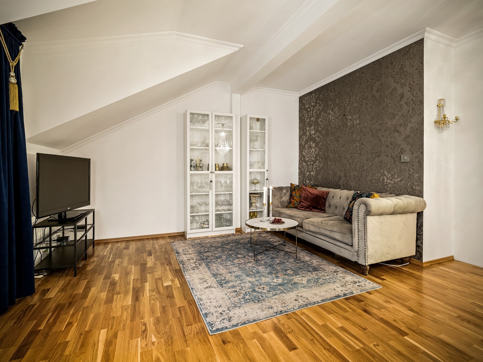 Overflater og faste innredninger er i stor grad fra leiligheten ble etablert, gulvene av tre-stavs parkett. Galleribilde