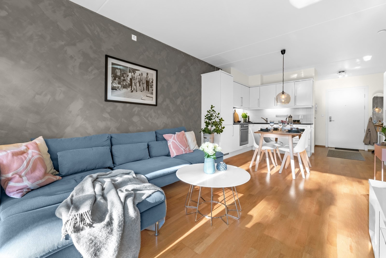 Leiligheten holder en innflytningsklar standard i bygg fra 2006 med en åpen og sosial planløsning Galleribilde