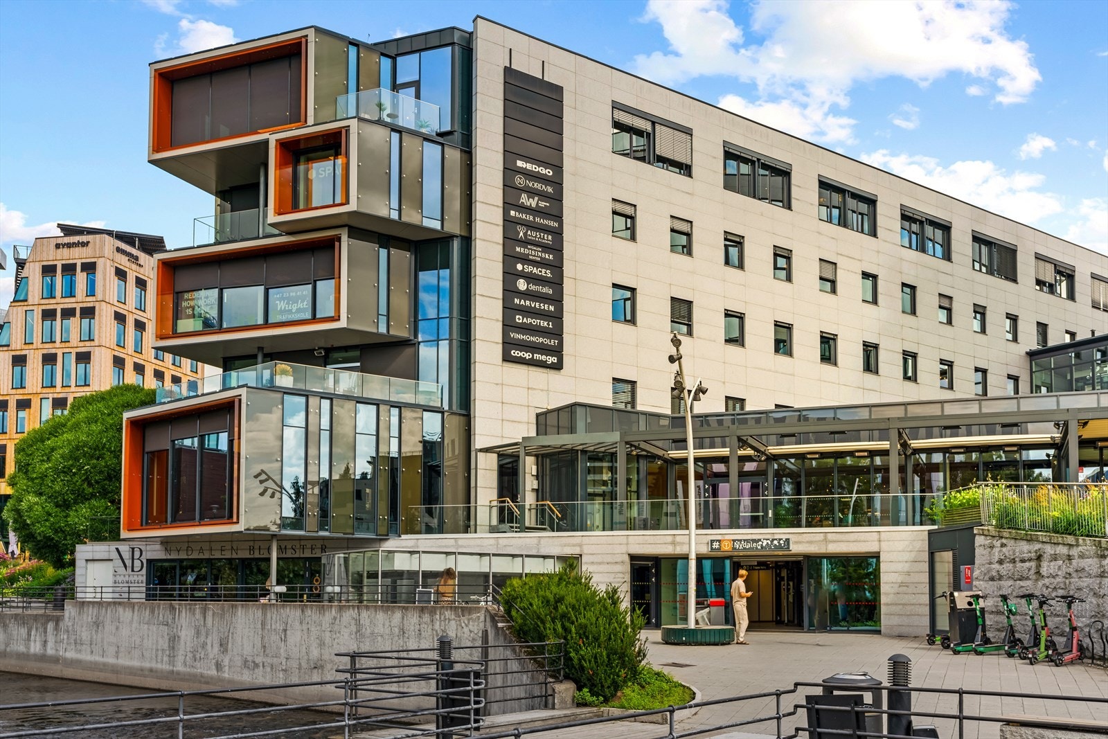 Det er svært god offentlig kommunikasjon og forbindelse til sentrum i umiddelbar nærhet med blant annet T-bane og buss Galleribilde