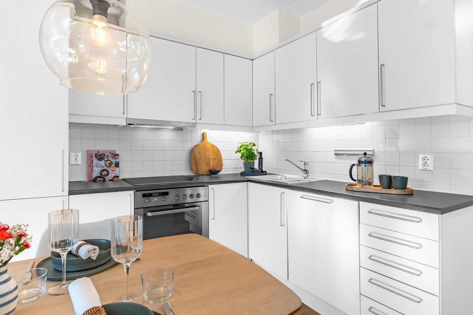 Pent kjøkken fra Sigdal med integrerte hvitevarer Galleribilde