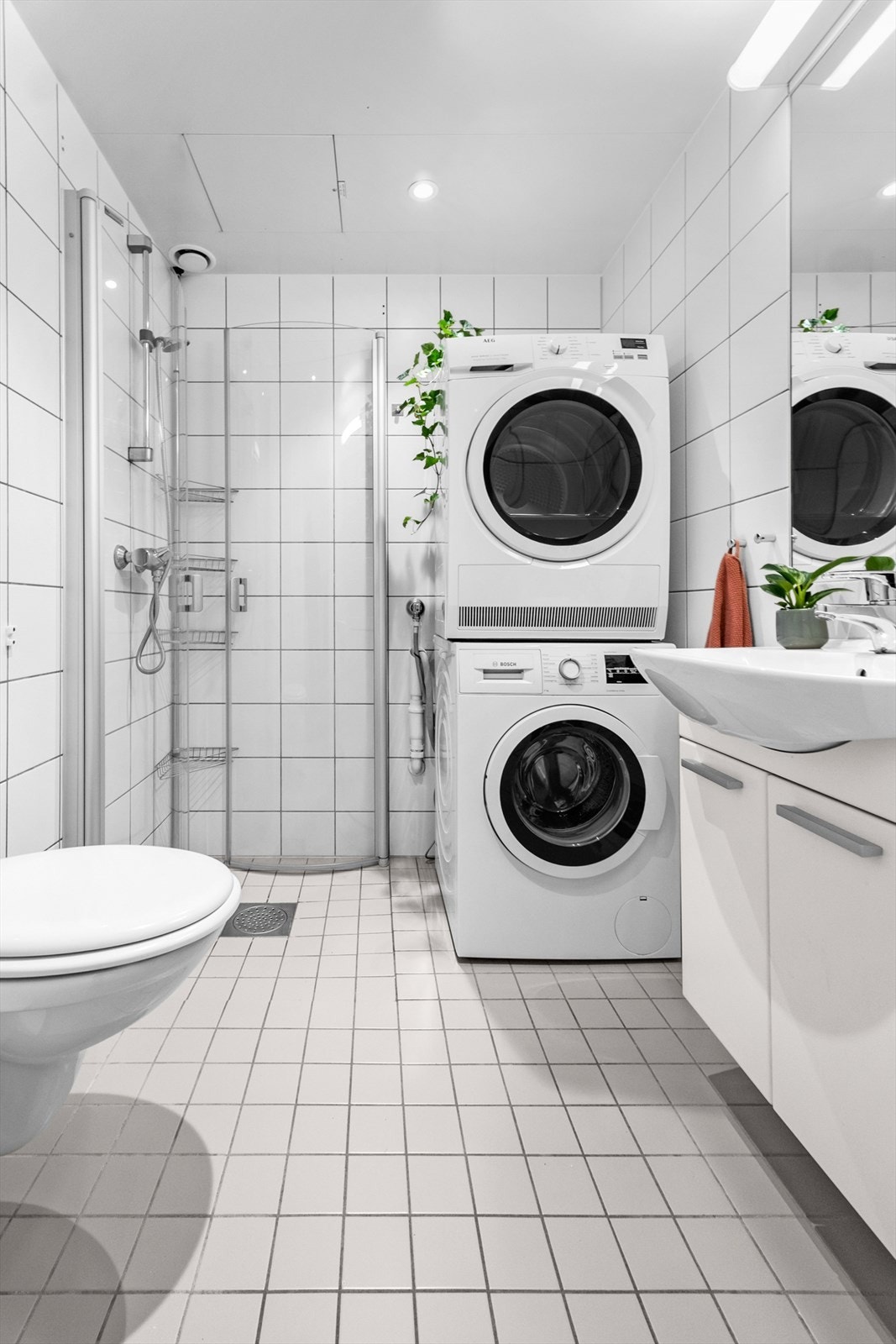 Tidløs, flislagt bad med varmekabler i gulv Galleribilde