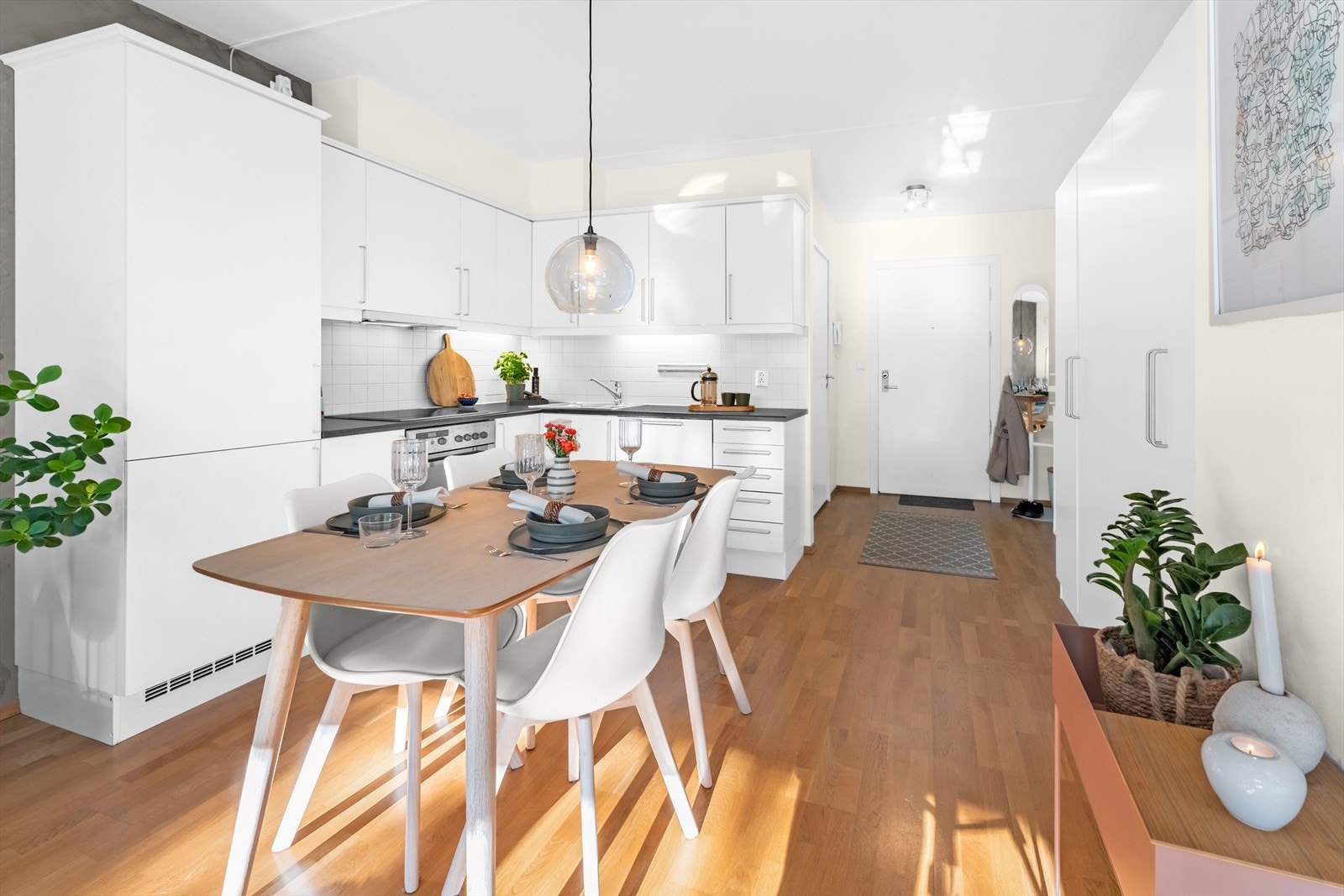 Mellom stue og kjøkken har du god plass til spisebord og ytterligere oppbevaring på høyre side Galleribilde