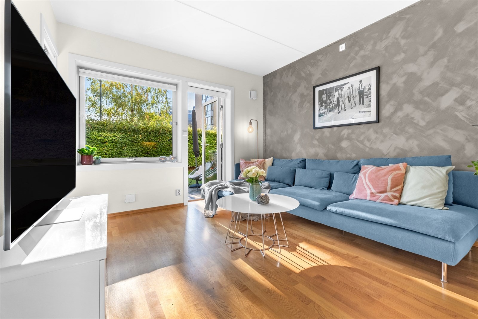 Her har du parkett på gulv og malte slette, vegger Galleribilde