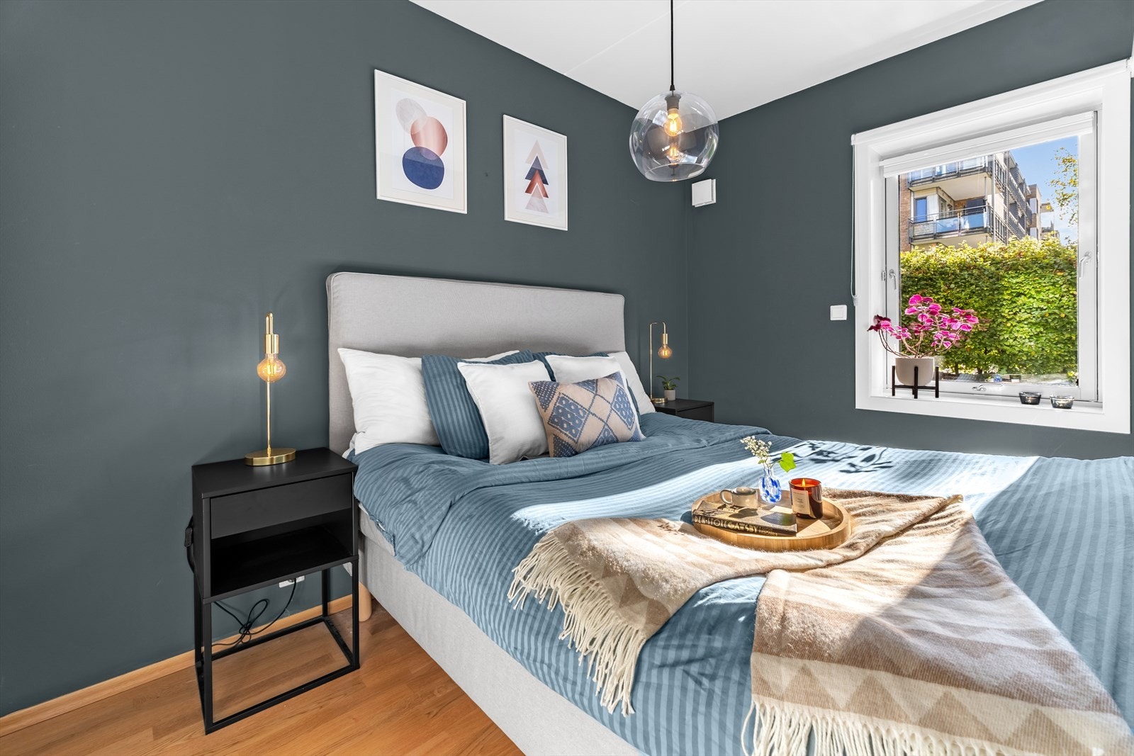 Romslig soverom med god plass som vender ut mot rolig hage Galleribilde