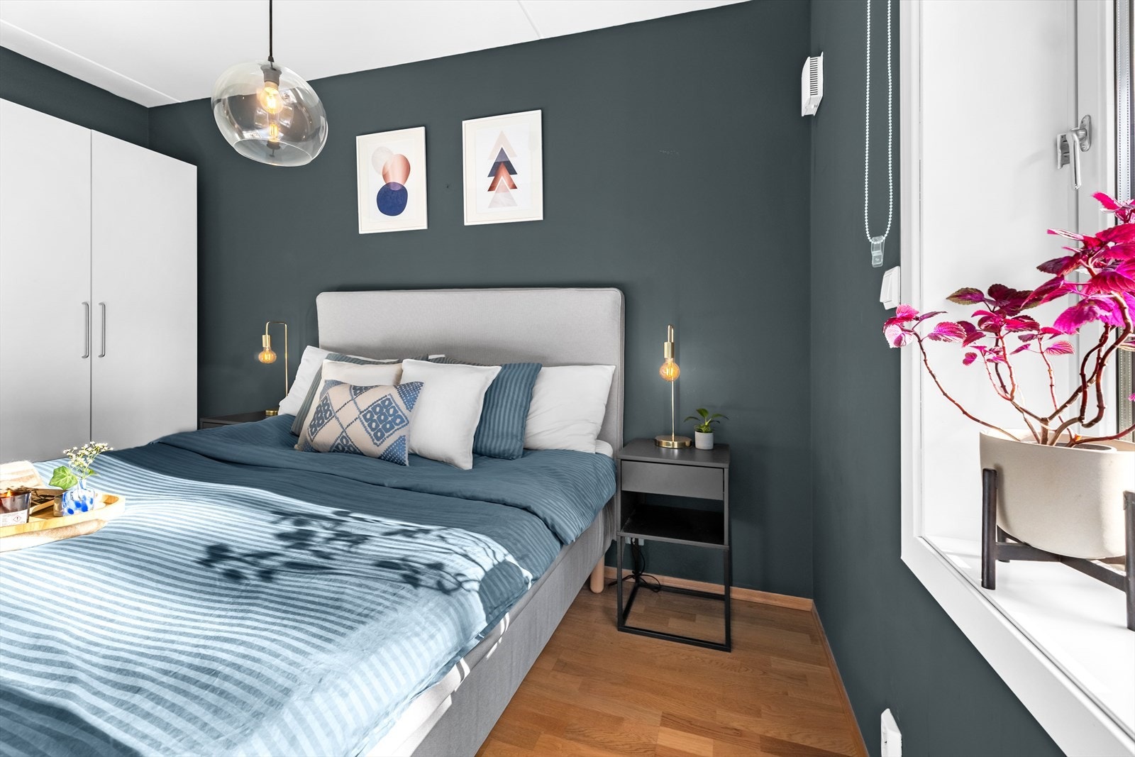 Det er godt med skapplass i medfølgende garderobeskap Galleribilde