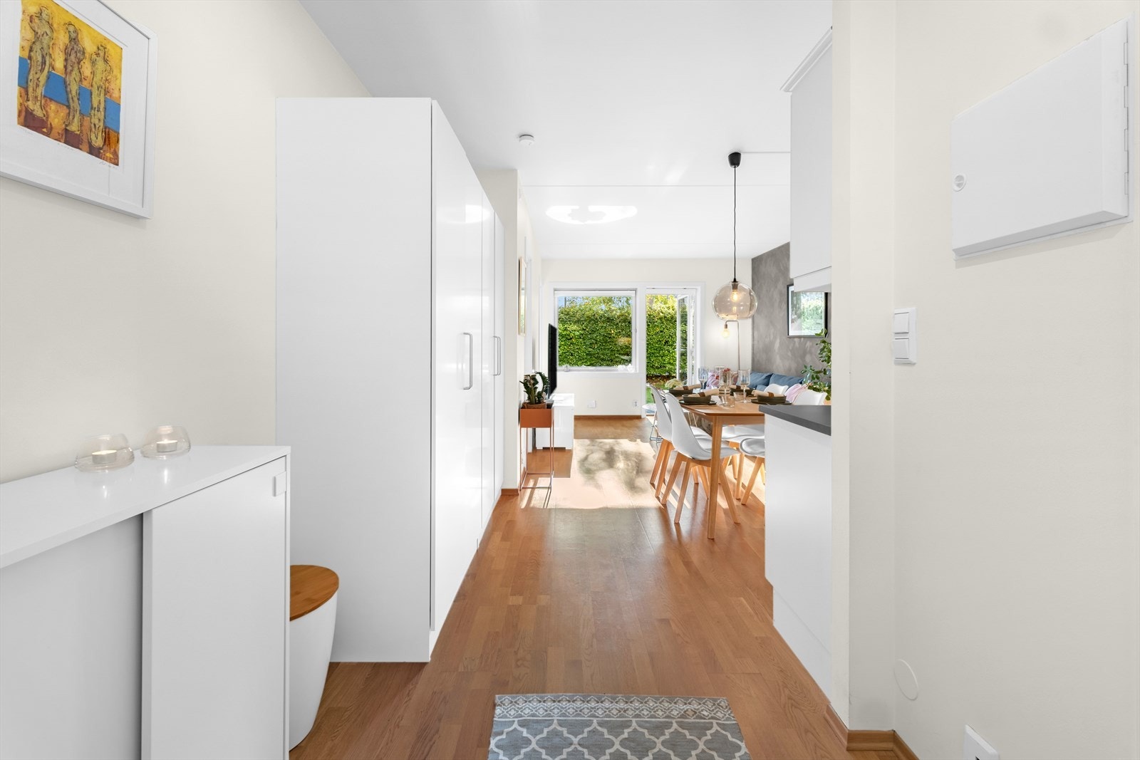 Plassen er godt utnyttet med stort garderobeskap og plass til annet møblement Galleribilde