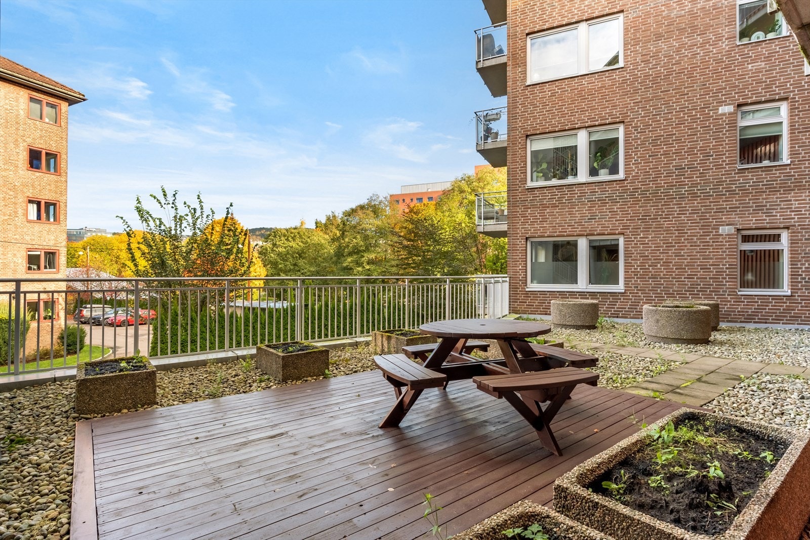 Hyggelige fellesområder med sittegrupper og planter Galleribilde