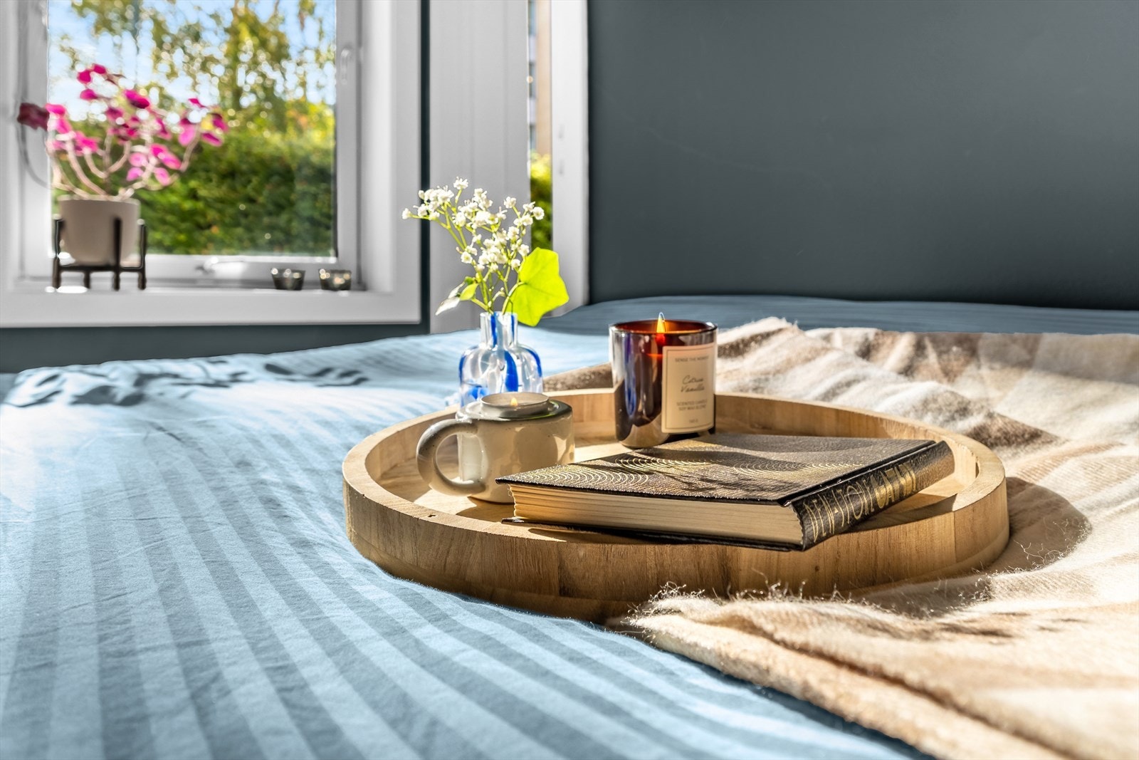 Rommet er malt i en lun og behagelig blåfarge Galleribilde