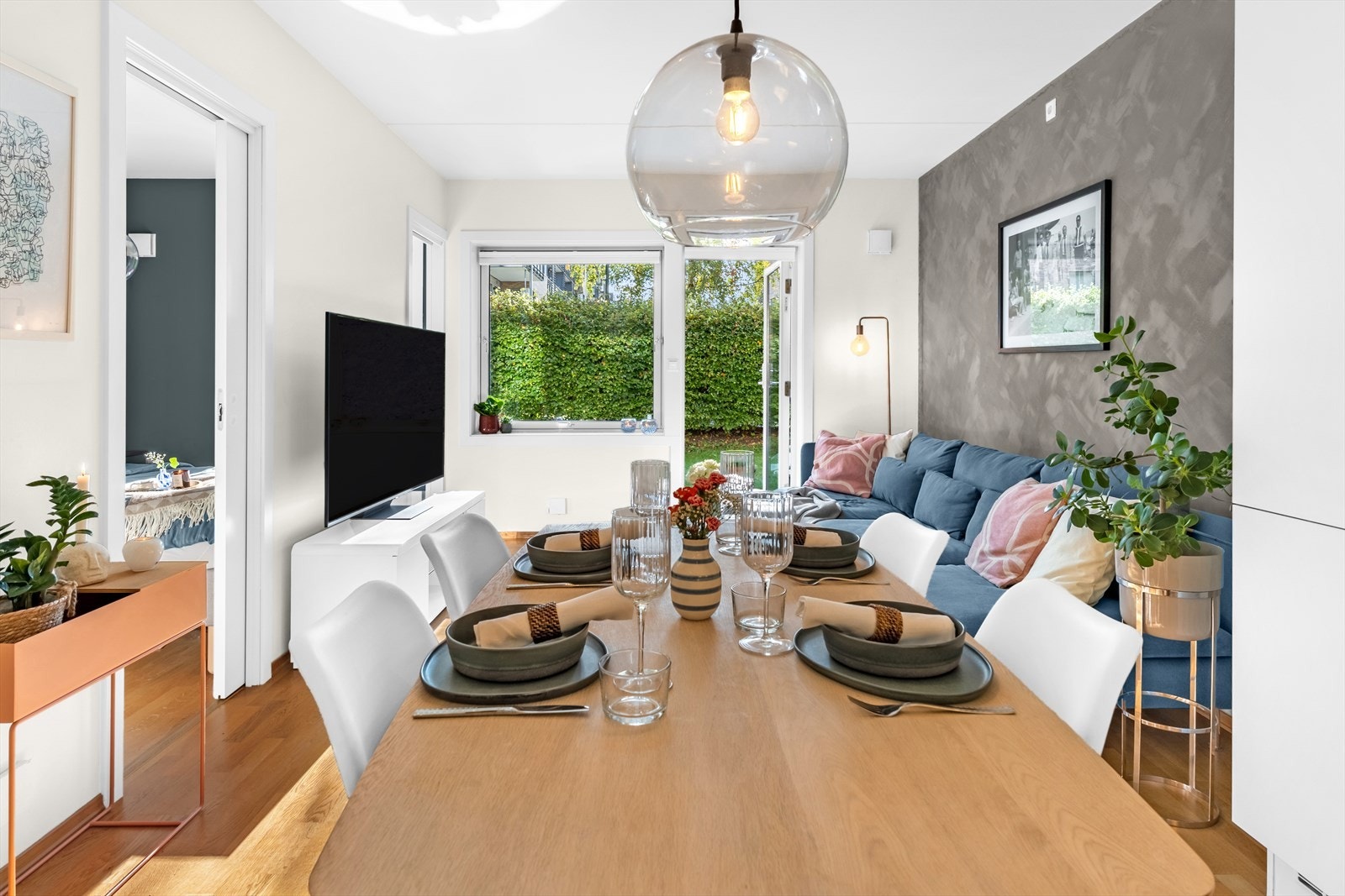 Fra stuen har du to innganger til soverommet Galleribilde