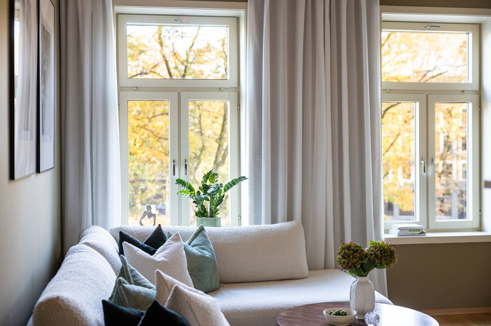 - Store vindusflater som gir rikelig med luft og lys - Galleribilde