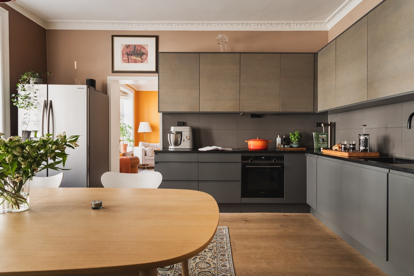 Delikat og innbydende kjøkken fra Sigdal med god skap- og benkeplass Galleribilde