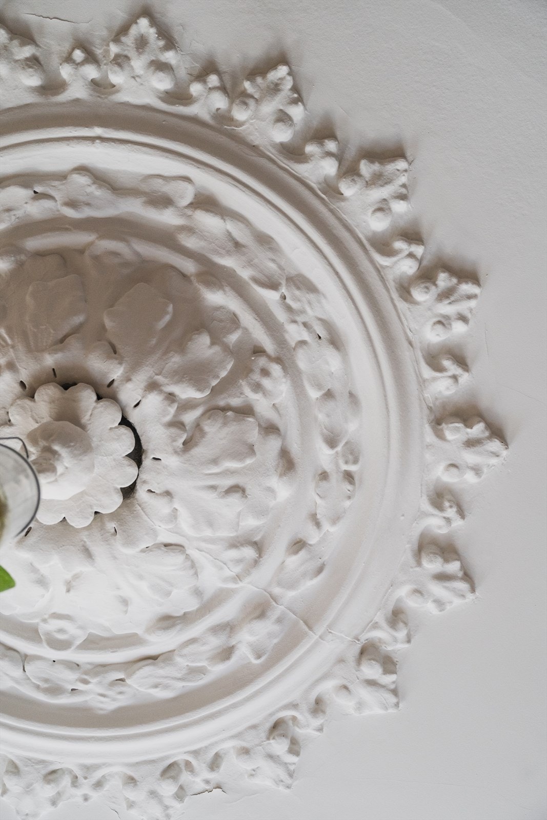 Kjøkkenet er kronet med stukkatur og rosett Galleribilde