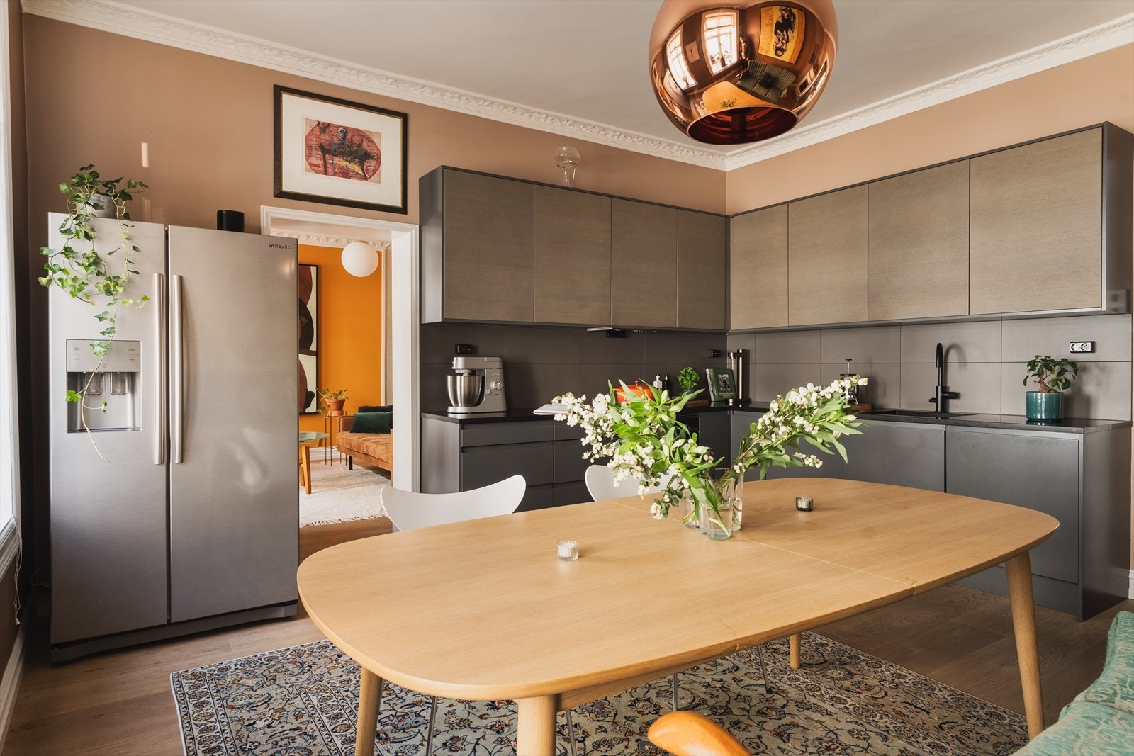 Induksjonstopp, stekeovn og oppvaskmaskin er integrert i innredningen Galleribilde