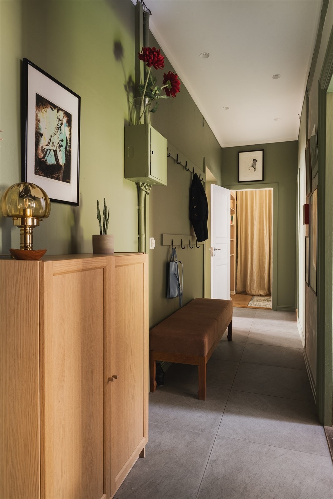 Entréen er flislagt og det er gulvvarme og downlighets Galleribilde