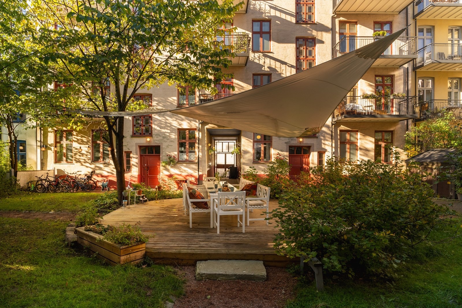 Leiligheten ligger i en høy 1. etasje og denne idylliske bakgården ligger rett utenfor vinduet ditt Galleribilde