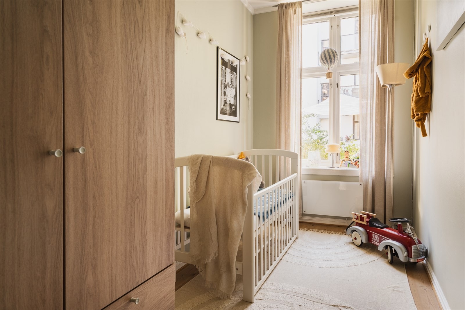 Soverom 2 egner seg godt som barnerom, gjesterom eller kontor. Rommet vender ut mot bakgården Galleribilde