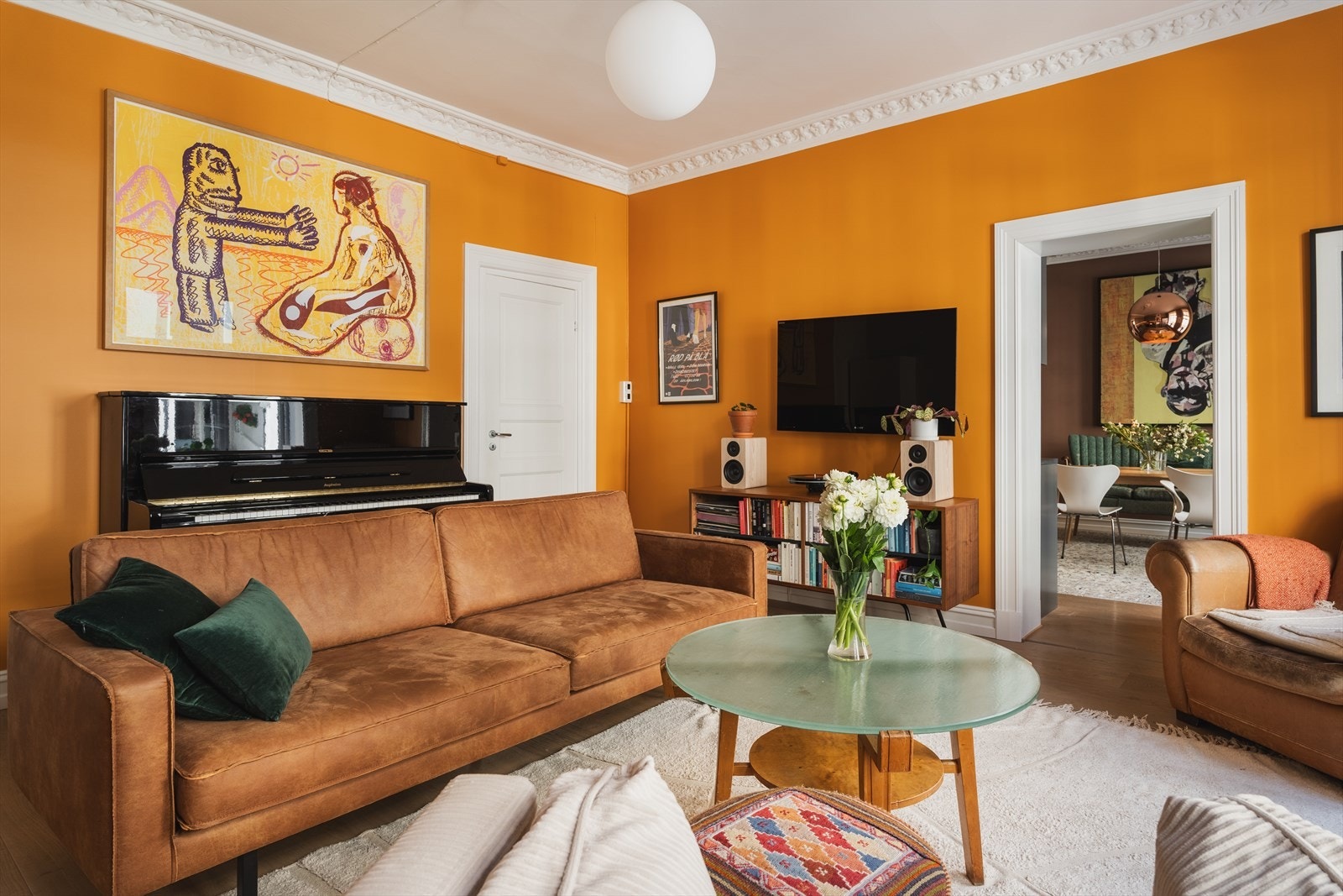 Stuen er av god størrelse og har plass til sofaløsning med tilhørende møblement Galleribilde