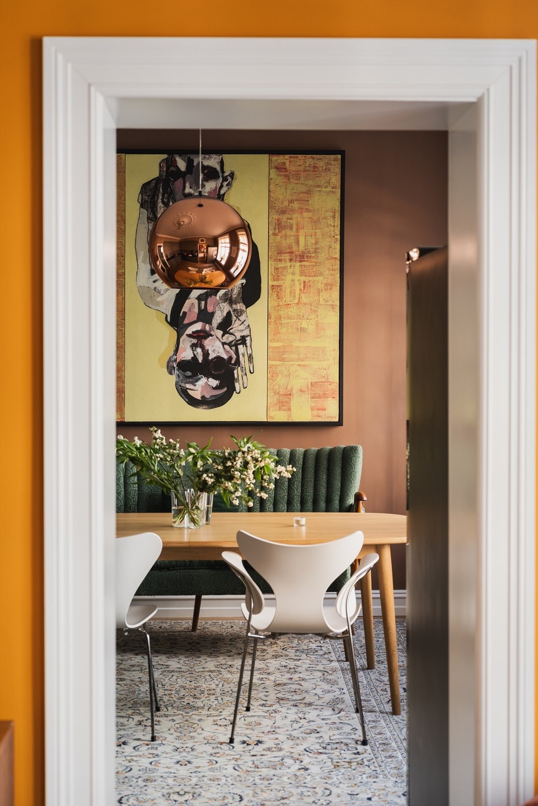 Stue og kjøkken ligger vegg i vegg Galleribilde