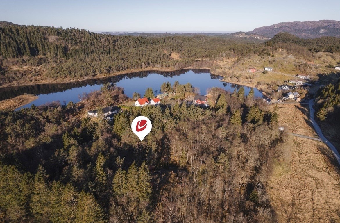 Pilen viser sirka hvor tomten er. Galleribilde