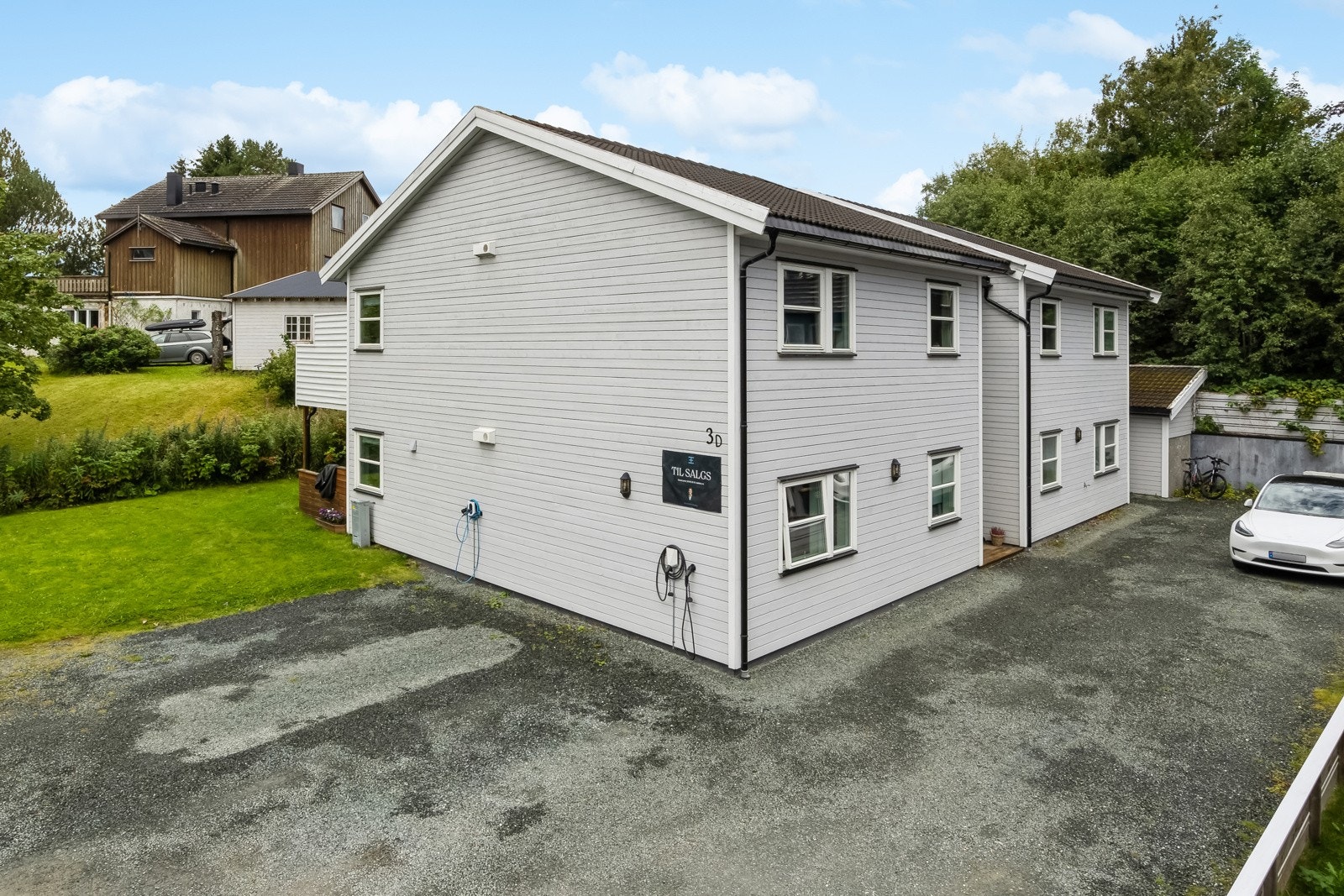 Dette er et lite, men hyggelig sameie i et barnevennlig område.Leilighetene disponerer egene parkeringsplasser. Galleribilde