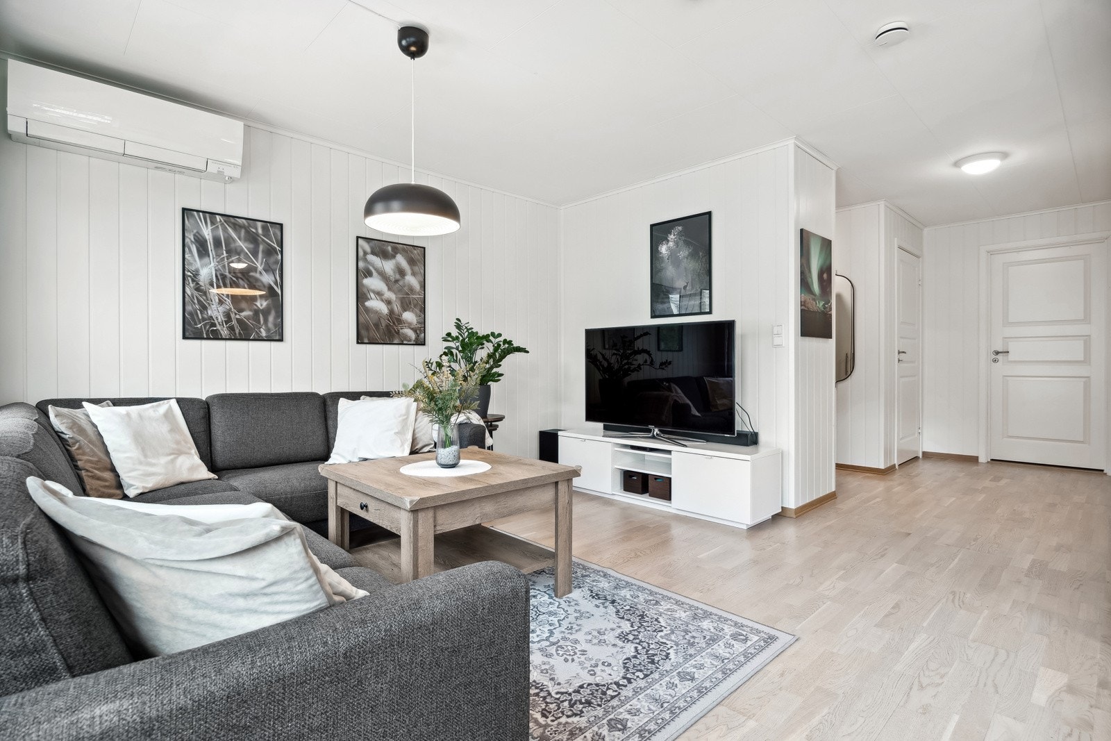 Stuen har en sosial utforming. Den åpne løsningen mot kjøkkenet skaper en hyggelig atmosfære. Galleribilde