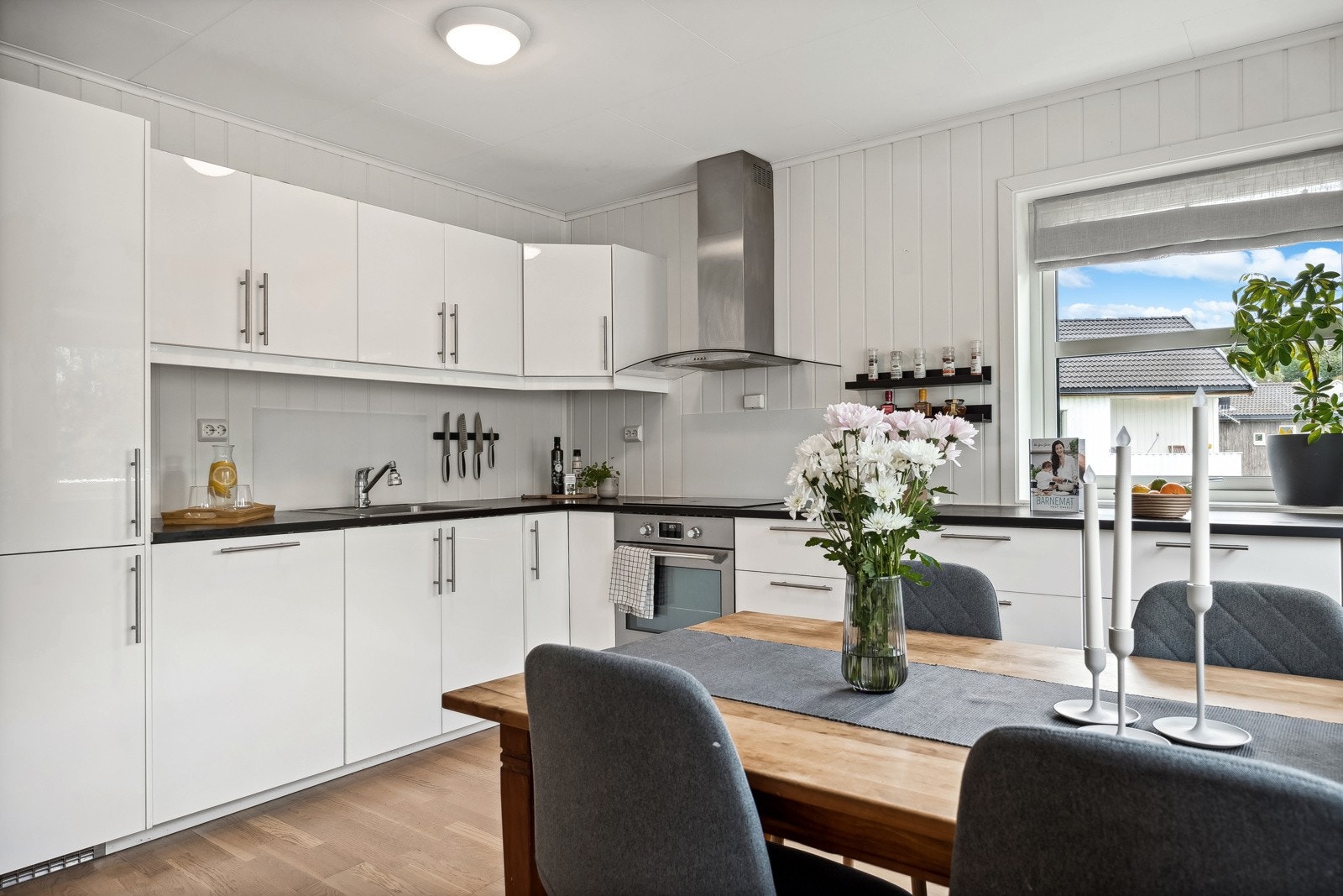 Kjøkkenet har integrerte hvitevarer. Galleribilde