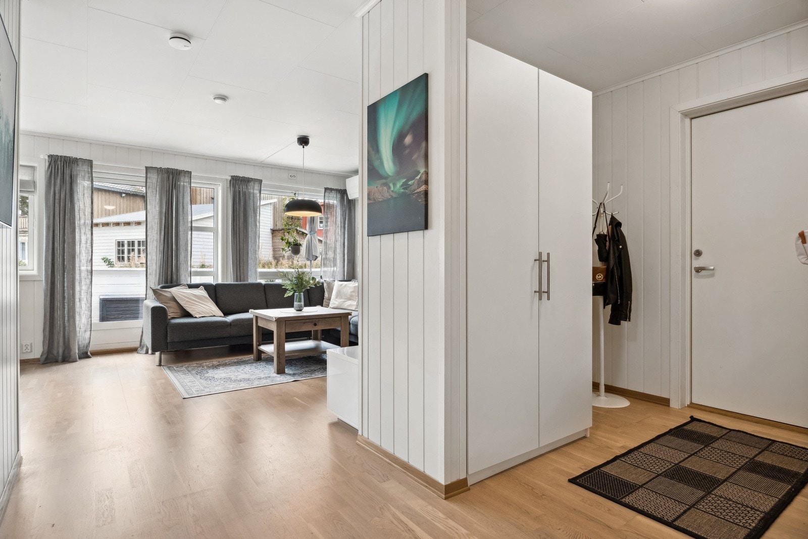 Velkommen inn! Leiligheten har en god planløsning som skiller soverommene delvis fra stue og kjøkken med gang. Galleribilde