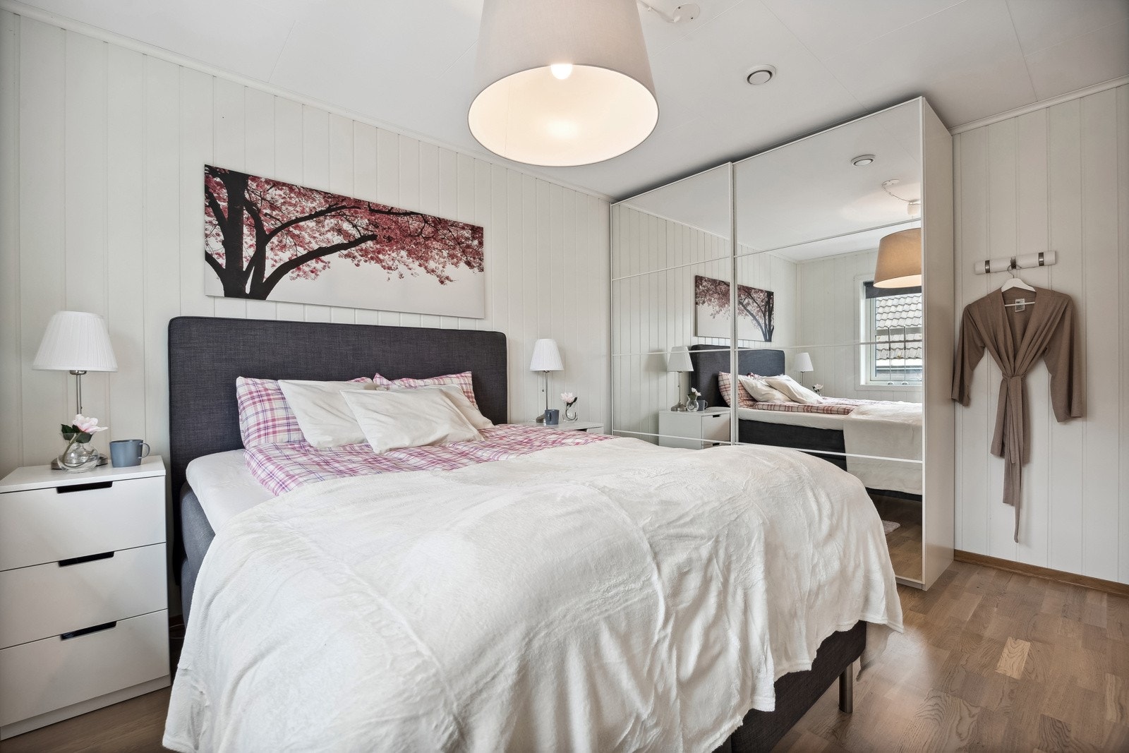 Leiligheten har to soverom, hvor det er god plass til seng, garderobeløsning og nattbord. Galleribilde