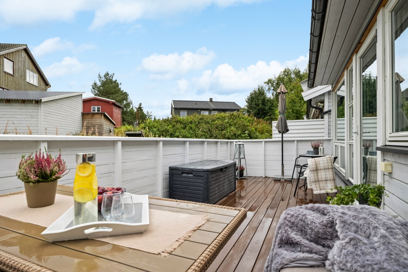 Balkongen har plass til ønsket utendørs møblement. Galleribilde