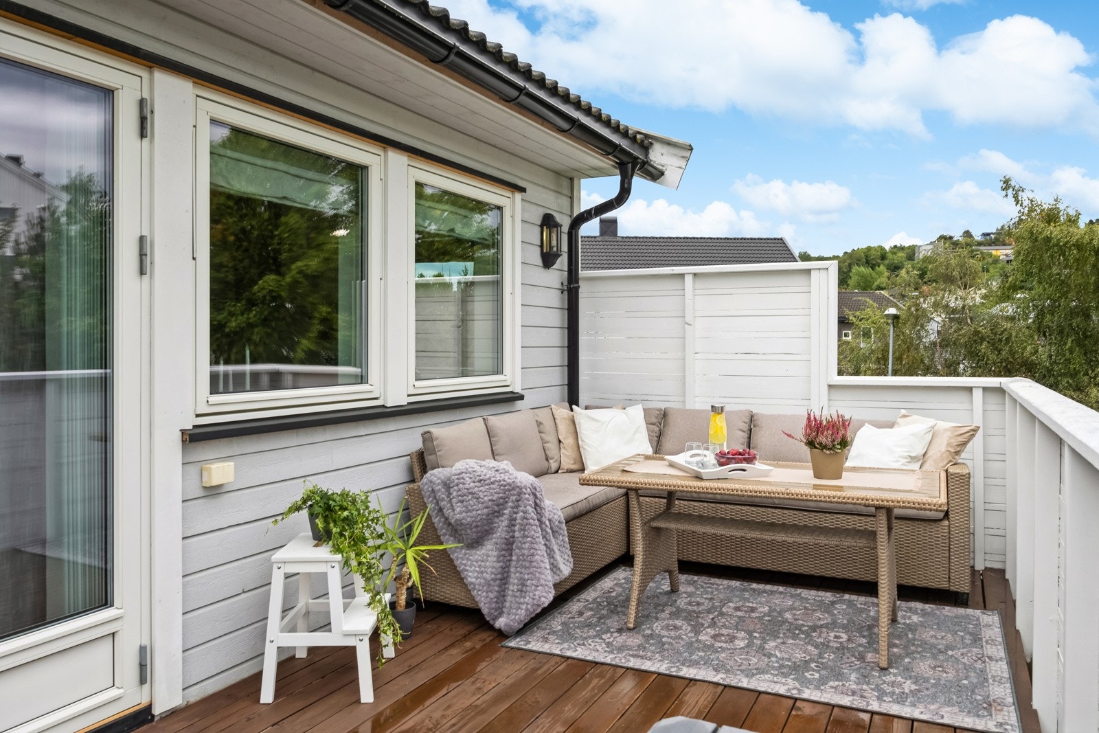 Dette er en innbydende, lys og luftig 3-roms leilighet i et barnevennlig område. Utgang til stor og romslig veranda med gode solforhold. Galleribilde